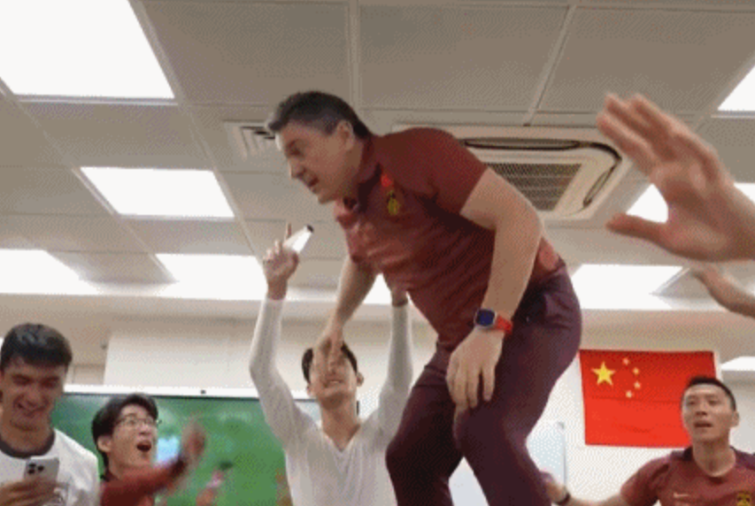 开云-球员起哄！安东尼奥罕见失控，站桌上跳旋转舞，球迷：想起陈戌源