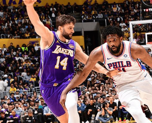 开云-东契奇受伤！湖人大逆转，詹姆斯8失误破NBA纪录，里夫斯35分救主
